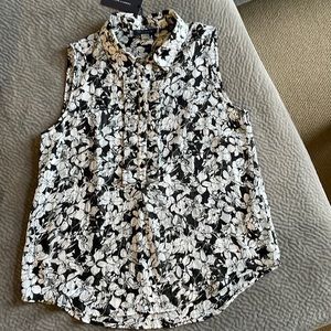 Medium sheer sleeveless 3/4 button down top. Black/Off-White floral.